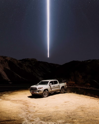 夜间道路上行驶的白色suv